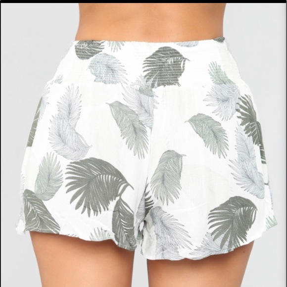 NEW•S-L•PALMAS GREEN LEAF PRINT SHORTS•NWT• - Picture 6 of 17